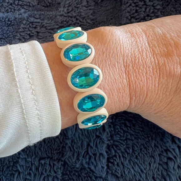 Beautiful white bracelet with large turquoise stones! - Picture 5 of 7